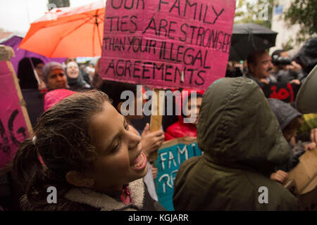 Athènes, Grèce. 05Th Nov, 2017. Des pancartes et des banderoles holding réfugiés crier des slogans comme ils mars à l'ambassade d'Allemagne à Athènes pour protester. Tandis que leurs compatriotes sont sur leur 8e jour de grève de la faim à la place Syntagma,juste en face du parlement grec, Syrien, Iraquiens et Afghans réfugiés qui attendent en Grèce pendant plus de 18 mois et sont admissibles à la réunification ont organisé une manifestation pour exiger le respect des gouvernements allemand et grec la limite légale de six mois pour le regroupement familial et les vols charter à l'Allemagne pour les réfugiés reconnus. © Nikolas Georgiou / Alamy Banque D'Images