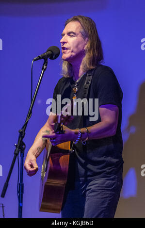 Stourbridge, Royaume-Uni. 7 novembre 2017. Justin Sullivan (New Model Army) joue un solo show au Claptrap avec le soutien de Tim Parkes. © Ken Harrison/Alamy Live News Banque D'Images