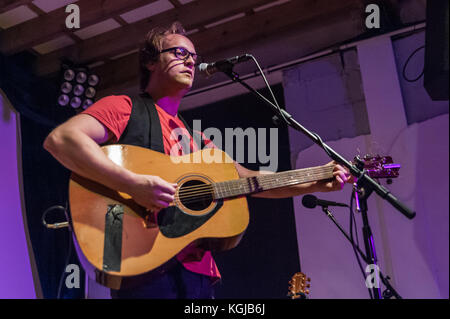 Stourbridge, Royaume-Uni. 7 novembre 2017. Tim Parkes soutient Justin Sullivan (New Model Army) lors d'un solo show au Claptrap. © Ken Harrison/Alamy Live News Banque D'Images