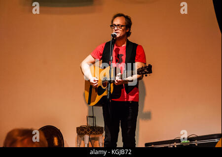 Stourbridge, Royaume-Uni. 7 novembre 2017. Tim Parkes soutient Justin Sullivan (New Model Army) lors d'un solo show au Claptrap. © Ken Harrison/Alamy Live News Banque D'Images