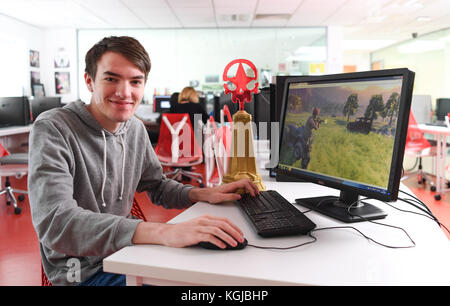 Southampton, Angleterre. Mercredi 8 novembre 2017. Jack ' Rizaar ' Parker revient à ses études ailées par ses camarades de classe au Totton College de Southampton, Angleterre, après être revenu de l'Amérique gagnant un incroyable $80,000 dans le tournoi Esports H1Z1 Twitch à long Beach en Californie. L'enfant de 19 ans qui étudie le développement des Jeux à l'université de Totton a battu 75 des meilleurs joueurs du monde pour remporter le plus grand prix de l'histoire d'Esports. PBWPIX/Alamy Live News Banque D'Images