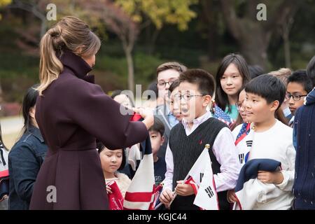 U. La première dame Melania Trump accueille des étudiants coréens et américains devant la Maison bleue le 7 novembre 2017 à Séoul, en Corée du Sud. Trump est sur le deuxième arrêt d’un swing de 13 jours à travers l’Asie. Banque D'Images