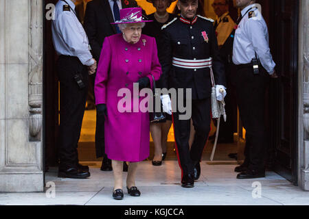 Londres, Royaume-Uni. 8 novembre, 2017. La reine ouvre de la sir Joseph e. galerie hotung des antiquités orientales au musée britannique sur le 25e anniversaire de l'ouverture d'origine. La nouvelle donne la description de la Chine et l'Asie du sud jusqu'à nos jours et comprend des objets tels que les peintures et les textiles, exigeant des conditions réglementées pour l'affichage. il a été financé par un don généreux de la sir Joseph hotung colonie de bienfaisance ; sir Joseph hotung est un long bienfaiteur de la British museum. crédit : mark kerrison/Alamy live news Banque D'Images