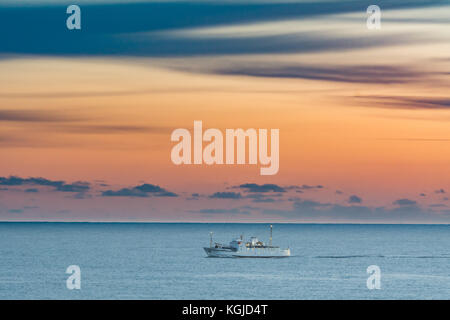 Lamorna, Cornwall 8 novembre 2017 météo britannique. Coucher du soleil à Lamorna Cove Crédit : Simon Maycock/Alamy Live News Banque D'Images