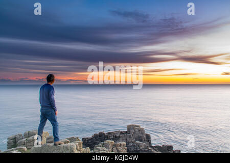 Lamorna, Cornouailles, Royaume-Uni. 8 novembre 2017. Météo britannique. Mer calme au-dessus de l'extrême sud-ouest de Cornwall au coucher du soleil. Crédit : Simon Maycock/Alamy Live News Banque D'Images