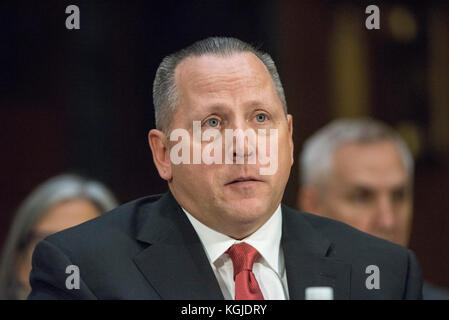 Washington DC, le 8 novembre 2017, États-Unis : Todd Wilkinson, président et chef de la direction, Entrust Datacard Corp témoigne lors d'une audience du Congrès sur la violation de la date de consommation.l'audience présente un témoignage d'un fonctionnaire actuel et ancien qui a travaillé sur la réponse à la violation des données de Yahoo! En 2013, Ce que l'entreprise a annoncé le mois dernier n'a affecté que les 3 milliards de comptes utilisateur, ainsi que le PDG actuel et ancien d'Equifax. Crédit: Mediapunch Inc/Alay Live News Banque D'Images