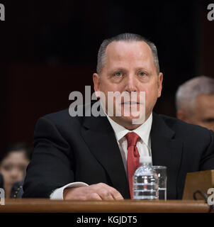 Washington DC, le 8 novembre 2017, États-Unis : Todd Wilkinson, président et chef de la direction d'Entrust Data Corp, témoigne lors d'une audience du Congrès sur la violation des dates de consommation. L'audience présente un témoignage d'un fonctionnaire actuel et ancien qui a travaillé sur la réponse à la violation de données de Yahoo! En 2013, que la société a annoncé le mois dernier seulement a affecté les 3 milliards de comptes d'utilisateur, ainsi que le PDG actuel et ancien d'Equifax. Crédit: Mediapunch Inc/Alay Live News Banque D'Images