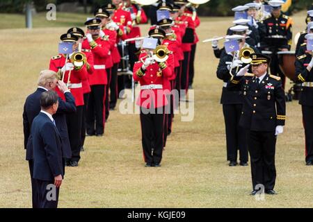 Séoul, Corée du Sud . 08 novembre 2017. U. Le président Donald Trump marche avec le président sud-coréen Moon Jae-in passe en revue les troupes lors de la cérémonie d'arrivée officielle devant la Maison bleue le 7 novembre 2017 à Séoul, en Corée du Sud. Trump est sur le deuxième arrêt d’un swing de 13 jours à travers l’Asie. Crédit : Planetpix/Alamy Live News Banque D'Images