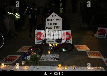 Londres, Angleterre, Royaume-Uni. 8 novembre 2017 veillée. les morts de cycliste Jérôme roussell en dehors de l'hôtel de ville d'Islington et exiger une plus sécuritaires pour les cyclistes et les poids lourds conducteur doit être renouvelé est de nouvelles licences pour la sécurité des cyclistes cause principalement par des véhicules lourds. crédit : voir li/Alamy live news Banque D'Images