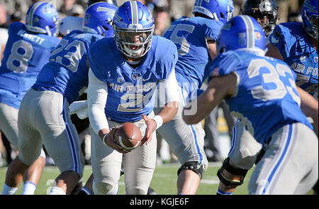 4 novembre 2017 : Air Force quarterback, Arion Worthman # 2, les mains hors de pèlerin en marche arrière, Tim McVey # 33, au cours de la NCAA Football match entre l'armée et les Black Knights de West Point l'Air Force Academy Falcon Falcon au Stadium, United States Air Force Academy, Colorado Springs, Colorado. Les défaites de l'armée de l'Air West Point 21-0. Banque D'Images