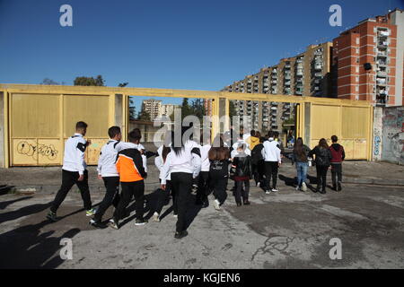 Aujourd'hui, le 8 novembre, a été inauguré à Naples dans le quartier de Scampia, connu pour les chroniques de la guerre à Camorra, l'un des plus modernes de la ville de Naples. L'installation sportive a été nommée d'après Antonio Landiere, un jeune garçon handicapé innocent de la Camorra, qui a été accidentellement tué dans la fureur entre les scissionnistes et le clan de Lauro. 8 novembre 2017. Crédit : Zumapress/ZUMA Wire/Alamy Live News Banque D'Images