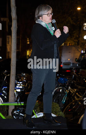 Londres, Royaume-Uni. 8 novembre, 2017. Caroline Russell, membre du parti vert de l'assemblée de Londres, adresses des militants du arrêter de tuer les cyclistes tenant un vigile pour Jérôme roussel à l'extérieur de l'hôtel de ville d'Islington. jerome Roussel est un 51-year-old cycliste qui est décédée à l'hôpital le 25 juin, sept semaines après un accident de vélo sur pentonville road. Une enquête sur sa mort devait se tenir aujourd'hui. crédit : mark kerrison/Alamy live news Banque D'Images