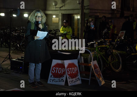 Londres, Royaume-Uni. 8 novembre, 2017. Terry Patterson, président de London Cycling Campaign, adresses des militants du arrêter de tuer les cyclistes tenant un vigile pour Jérôme roussel à l'extérieur de l'hôtel de ville d'Islington. jerome Roussel est un 51-year-old cycliste qui est décédée à l'hôpital le 25 juin, sept semaines après un accident de vélo sur pentonville road. Une enquête sur sa mort devait se tenir aujourd'hui. crédit : mark kerrison/Alamy live news Banque D'Images