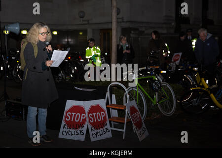 Londres, Royaume-Uni. 8 novembre, 2017. Terry Patterson, président de London Cycling Campaign, adresses des militants du arrêter de tuer les cyclistes tenant un vigile pour Jérôme roussel à l'extérieur de l'hôtel de ville d'Islington. jerome Roussel est un 51-year-old cycliste qui est décédée à l'hôpital le 25 juin, sept semaines après un accident de vélo sur pentonville road. Une enquête sur sa mort devait se tenir aujourd'hui. crédit : mark kerrison/Alamy live news Banque D'Images