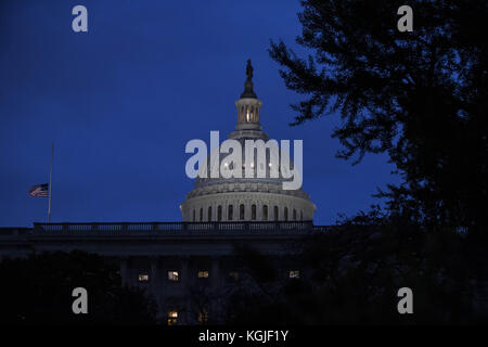 Washington, District de Columbia, États-Unis. 8 novembre 2017. Le drapeau des États-Unis vole à moitié d'état-major au-dessus du Capitole des États-Unis au crépuscule le 8 novembre 2017 à Washington, DC le drapeau est à moitié d'état-major à la suite d'une fusillade de masse au Texas le week-end dernier. Crédit : Alex Edelman/ZUMA Wire/Alamy Live News Banque D'Images