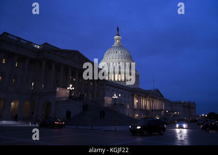 Washington, District de Columbia, États-Unis. 8 novembre 2017. Le drapeau des États-Unis vole à moitié d'état-major au-dessus du Capitole des États-Unis au crépuscule le 8 novembre 2017 à Washington, DC le drapeau est à moitié d'état-major à la suite d'une fusillade de masse au Texas le week-end dernier. Crédit : Alex Edelman/ZUMA Wire/Alamy Live News Banque D'Images