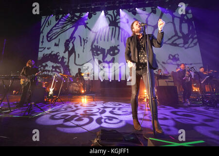 Hammersmith, Londres, Royaume-Uni. 05Th nov, 2017. Le père John misty (vrai nom : Josh tillman) spectacle sur scène à eventim apollo hammersmith à Londres. photo date : mercredi, Novembre 8, 2017. crédit : Roger garfield/Alamy live news Banque D'Images