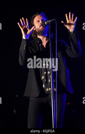 Hammersmith, Londres, Royaume-Uni. 05Th nov, 2017. Le père John misty (vrai nom : Josh tillman) spectacle sur scène à eventim apollo hammersmith à Londres. photo date : mercredi, Novembre 8, 2017. crédit : Roger garfield/Alamy live news Banque D'Images