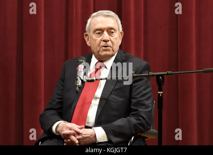 Philadelphie, Pennsylvanie, États-Unis. 8 novembre 2017. DAN RATHER, discutant de son nouveau livre « What Unites US » à la Free Library of Philadelphia Credit : Ricky Fitchett/ZUMA Wire/Alamy Live News Banque D'Images