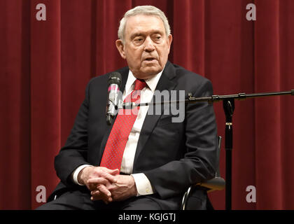 Philadelphie, Pennsylvanie, États-Unis. 8 novembre 2017. DAN RATHER, discutant de son nouveau livre « What Unites US » à la Free Library of Philadelphia Credit : Ricky Fitchett/ZUMA Wire/Alamy Live News Banque D'Images