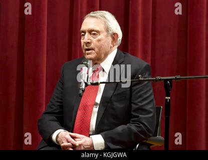 Philadelphie, Pennsylvanie, États-Unis. 8 novembre 2017. DAN RATHER, discutant de son nouveau livre « What Unites US » à la Free Library of Philadelphia Credit : Ricky Fitchett/ZUMA Wire/Alamy Live News Banque D'Images