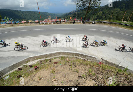 Palu, Central Sulawesi, Indonésie. Nov 8, 2017. Le centre de Sulawesi, Indonésie - le 8 novembre : Les cavaliers en compétition lors de l'étape 8 du Tour de centre de Célèbes (TdCC), Mutong Parigi - Palu 153, 3 km le 8 novembre 2017 dans le centre de Sulawesi, Indonésie. Tour de Célèbes centrale, 486 km 9 totalement dans le centre de Sulawesi, Indonésie. Credit : Sijori Images/ZUMA/Alamy Fil Live News Banque D'Images