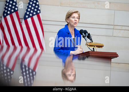 Washington DC, États-Unis. 8 novembre 2017. Le sénateur des États-Unis Elizabeth Warren (démocrate du Massachusetts), prononce une allocution lors d'une cérémonie de remise d'une chaise au Capitole des États-Unis pour honorer les soldats américains étiquetés comme « Prisonniers de guerre » ou « baiser en action » au Capitole des États-Unis à Washington, DC le 8 novembre 2017. Crédit: Alex Edelman/CNP /MediaPunch crédit: MediaPunch Inc/Alay Live News Banque D'Images
