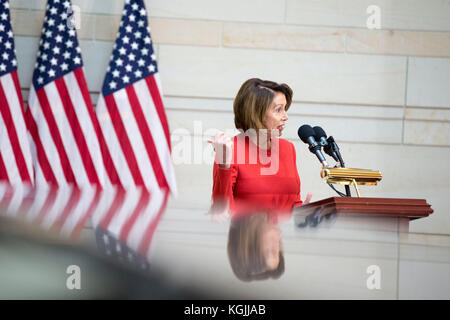 Washington DC, États-Unis. 8 novembre 2017. Nancy Pelosi (démocrate de Californie), leader de la Chambre des États-Unis en situation minoritaire, prononce une allocution lors d'une cérémonie qui a présidé le Capitole des États-Unis pour honorer les soldats américains étiquetés comme « Prisonniers de guerre » ou « baisers en action » au Capitole des États-Unis à Washington, DC le 8 novembre 2017. Crédit: Alex Edelman/CNP /MediaPunch crédit: MediaPunch Inc/Alay Live News Banque D'Images