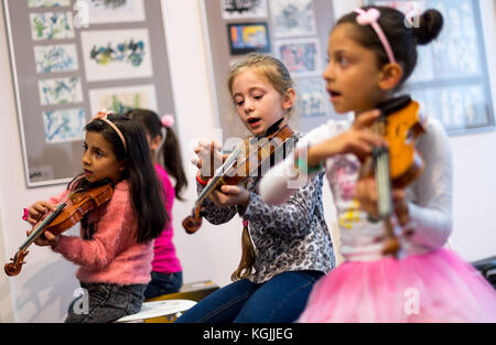 Dresde-Prohlis, Allemagne. 26 octobre 2017. Raghad (G-d), 7 ans, Lamar, 7 ans et Hala, 8 ans, jouent du violon pendant les cours de musique dans le cadre du projet 'Musaik' à Dresde-Prohlis, Allemagne, 26 octobre 2017. Les enfants qui autrement seraient privés d'accès à une éducation musicale sont enseignés dans ce projet de musique sociale. Crédit : Monika Skolimowska/dpa-Zentralbild/dpa/Alamy Live News Banque D'Images