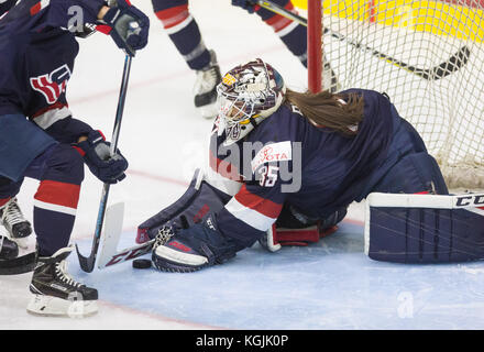 En Floride, aux États-Unis. Nov 7, 2017. LOREN ELLIOTT | fois .États-Unis Maddie Rooney fait un gardien enregistrer au cours de la deuxième période d'un match de hockey de la Coupe des quatre nations entre l'équipe nationale féminine des États-Unis et de la Finlande au Florida Hospital Centre Ice dans Wesley Chapel, en Floride, le mardi, 7 novembre, 2017. Credit : Loren Elliott/Tampa Bay Times/ZUMA/Alamy Fil Live News Banque D'Images