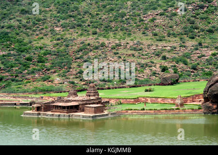 Groupe de temples historiques bhuthanatha sur l'extrémité orientale du lac agastya teertha, badami, Karnataka, Inde, Asie Banque D'Images