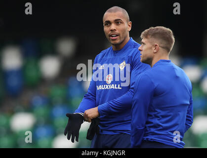 Josh Magennis, en Irlande du Nord (à gauche) pendant l'entraînement à Windsor Park, Belfast. Banque D'Images