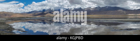 Lac de montagne tso kare avec une image miroir sur la surface : dans l'eau représentent la chaîne de hautes montagnes et de nuages blancs dans le ciel bleu, Banque D'Images