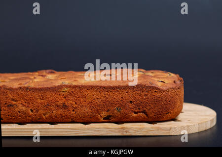 Nourriture gâteau de fruits maison pain sur bois avec fond noir Banque D'Images