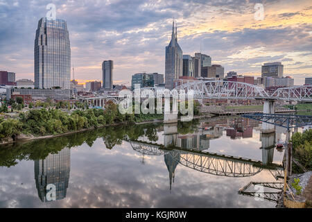 Nashville skyline nuit le long de la rivière Cumberland Banque D'Images