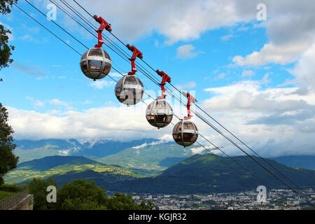 Vue pittoresque des Alpes françaises et du téléphérique de grenoble bastille-en été, france Banque D'Images
