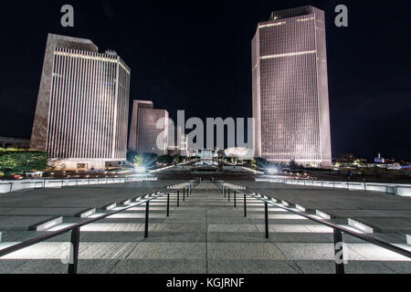 Nuit sur l'empire state plaza en regardant vers le capitole de l'état de New York à Albany, New York Banque D'Images