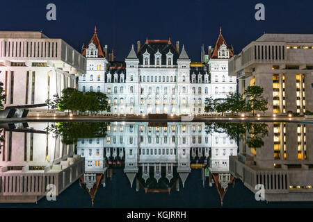 Reflet de New York State Capitol building sur l'empire state Plaza New York à Albany. Banque D'Images