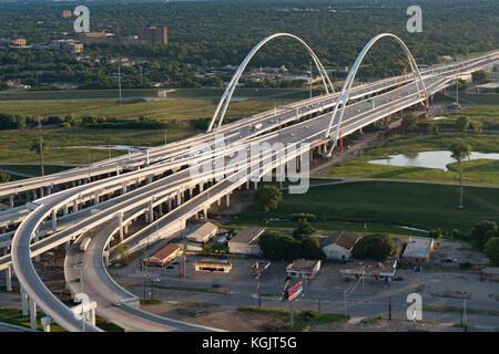 Dallas, TX - 13 mai 2017 : Margaret mcdermott pont sur la rivière Trinity le long de l'interstate 30 à Dallas, Texas Banque D'Images