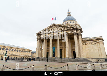 Vue de face de l'impressionnant Panthéon de Paris, France. Banque D'Images