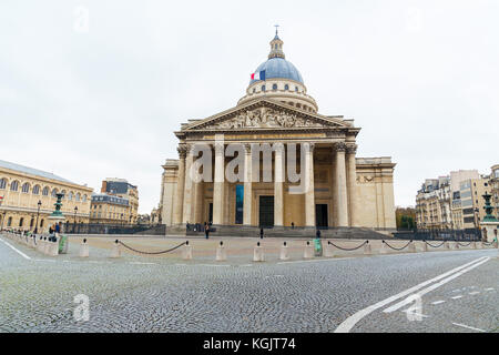 Vue de face de l'impressionnant Panthéon de Paris, France. Banque D'Images