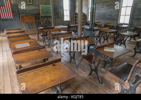 Salle de classe intérieure et bureaux de l'ancienne école d'une pièce Banque D'Images