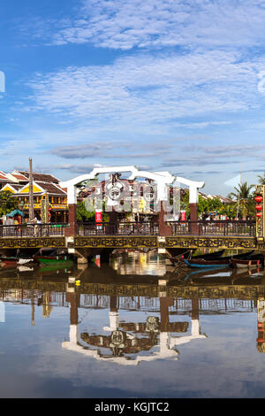 Tôt le matin, au pont de lumières à travers la rivière Thu Bon canal dans Hoi An, ville ancienne. Vietnam Banque D'Images