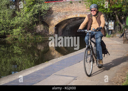 Vieil homme sur un vélo le long du chemin de halage de cycles par le Regent's Canal entre hackney et Islington, Londres, Royaume-Uni Banque D'Images