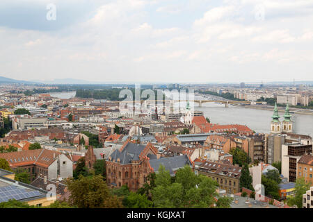 Vue depuis la colline du Château, à Budapest, Hongrie. Margaret Island peut être vu avec le Danube. Banque D'Images