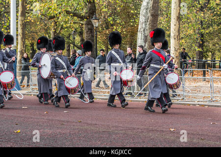 Des soldats de la corps de tambours 1er bataillon Coldstream Guards mars le long du mall sur leur façon de changer la garde au Palais St James, Londres, sunda Banque D'Images