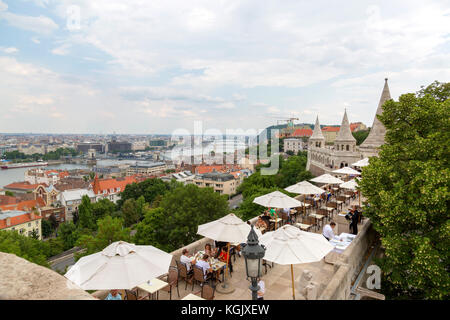 Coin terrasse en du Bastion des Pêcheurs, avec une vue de dessus Vue sur le Danube et la partie Pest de Budapest. Banque D'Images