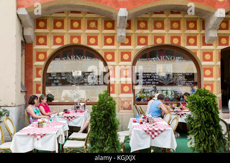 Les touristes profiter de Budapest le déjeuner dans un restaurant sur la colline du château. C'est situé sur le côté Buda Banque D'Images