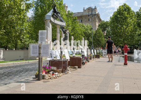 Memorial à côté de fontaine interactive à Budapest en Hongrie. Banque D'Images