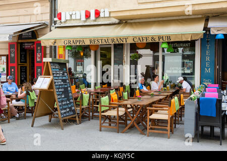 Restaurant sur la colline du Château, à Budapest. Quelques personnes en train de déjeuner. Banque D'Images